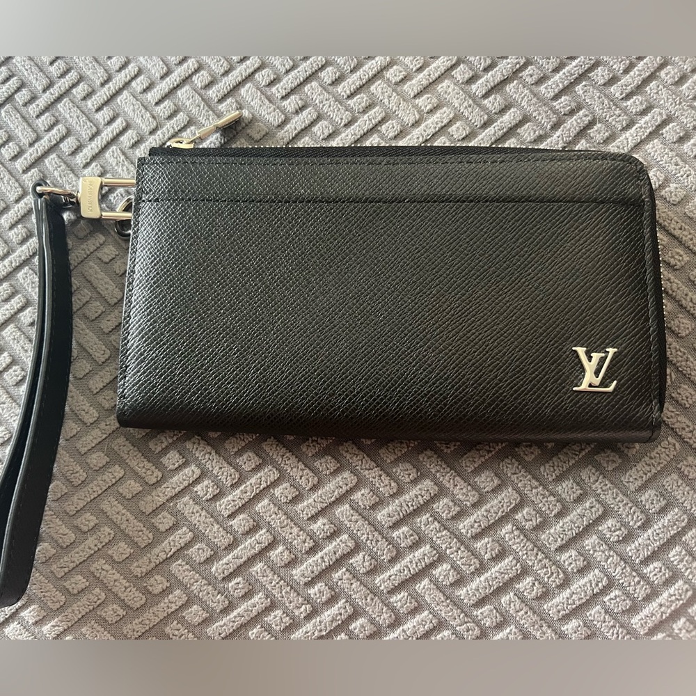 Louis Vuitton Dragonne Taiga Wallet - Leather! Excellent condition!